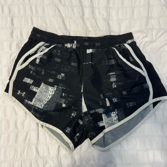Under Armour Geometric Women’s Shorts - Picture 2 of 4